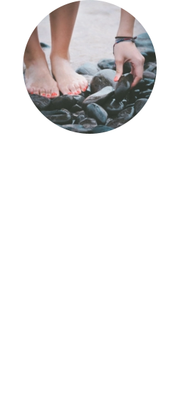 Füsse  Der Sommer kommt und mit Ihm startet die Sandalen Saison! Zeit für die Fußpflege nach den langen Wintermonaten: ein pflegendes Fußbad, die Entfernung der Hornhaut, die wohltuenden Fußcreme oder der alte Nagellack der für die frische Sommerfarbe auf den Zehennägeln weicht. Nicht nur im ästhetischen Bereich achten Kunden vermehrt auf gepflegte Füße, sondern auch aus gesundheitlichen Gründen müssen z.B. Diabetiker eine abgestimmte sowie individuelle Fußpflege beachten. Unsere Füße spielen eine wichtige und tragende Rolle – wie können wir unseren Füßen mehr Aufmerksamkeit und Pflege schenken?