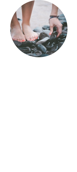 Füsse Der Sommer kommt und mit Ihm startet die Sandalen Saison! Zeit für die Fußpflege nach den langen Wintermonaten: ein pflegendes Fußbad, die Entfernung der Hornhaut, die wohltuenden Fußcreme oder der alte Nagellack der für die frische Sommerfarbe auf den Zehennägeln weicht. Nicht nur im ästhetischen Bereich achten Kunden vermehrt auf gepflegte Füße, sondern auch aus gesundheitlichen Gründen müssen z.B. Diabetiker eine abgestimmte sowie individuelle Fußpflege beachten. Unsere Füße spielen eine wichtige und tragende Rolle – wie können wir unseren Füßen mehr Aufmerksamkeit und Pflege schenken?